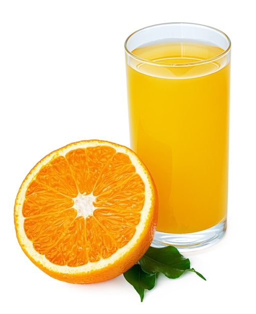 Vaso de jugo de naranja aislado sobre fondo blanco.