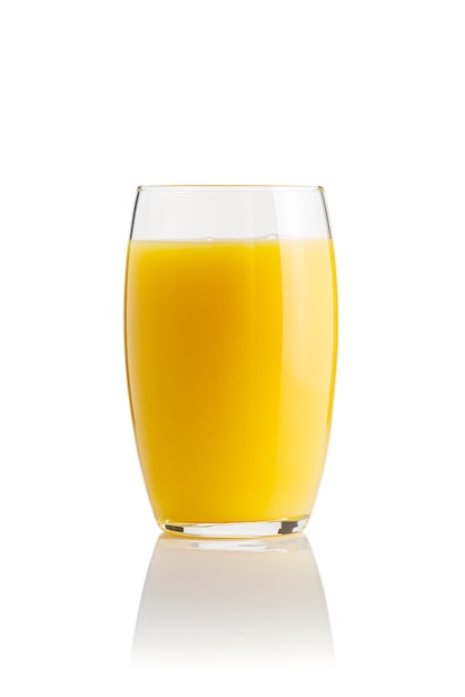 Vaso de jugo de naranja aislado en vaso blanco de jugo de naranja fresco sobre fondo blanco