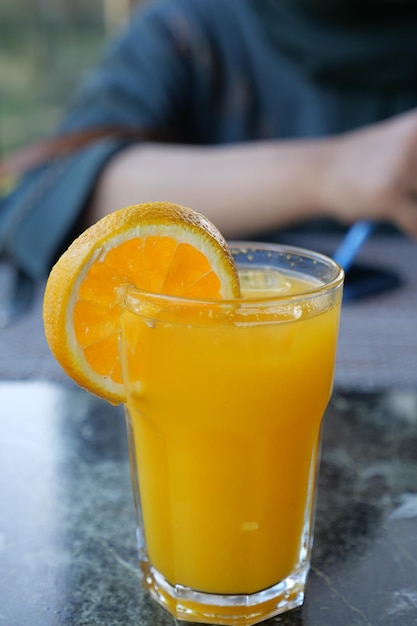 Foto vaso de jugo de naranja al aire libre