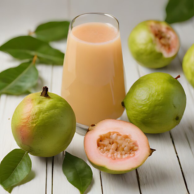 un vaso de jugo de naranja al lado de un montón de peras y un vaso