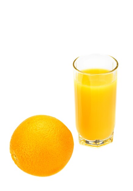 Vaso con jugo de naranja en el blanco