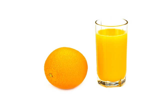Vaso con jugo de naranja en el blanco