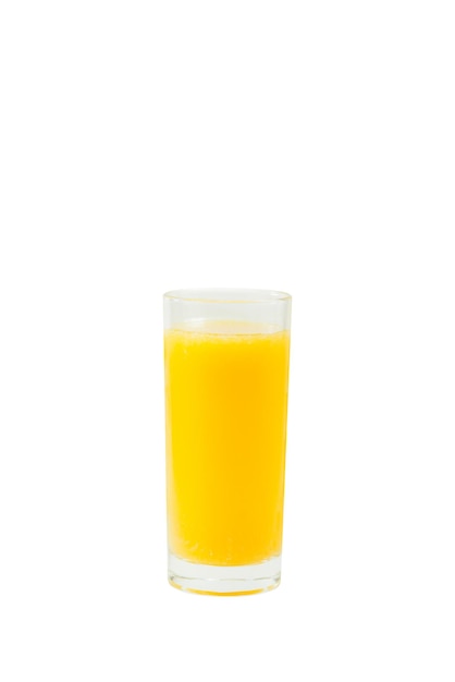 Un vaso de jugo de naranja está solo en un fondo blanco