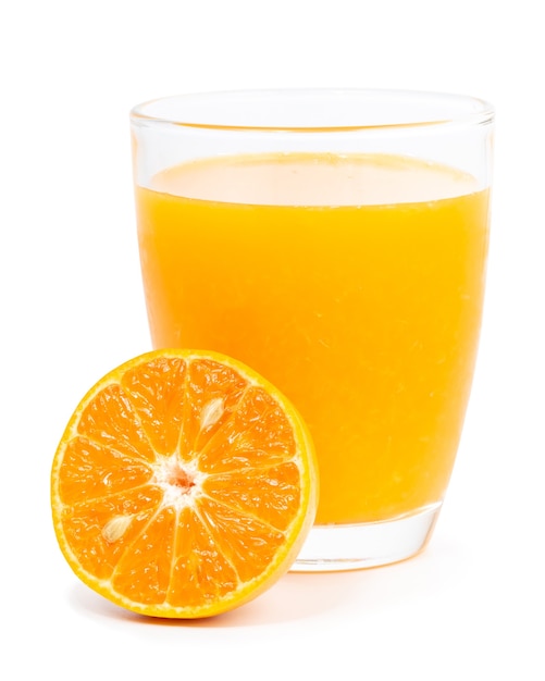 Vaso de jugo de naranja fresco aislado en blanco