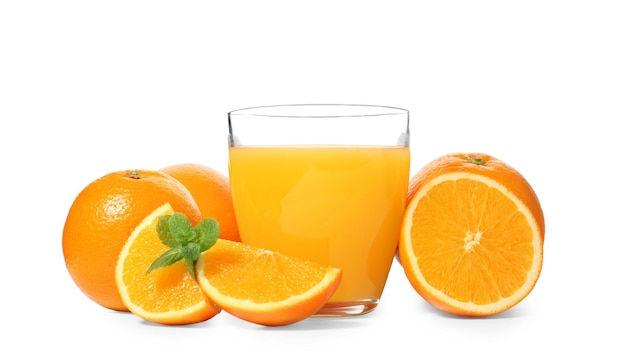 Vaso de jugo de naranja fresco con fruta sobre fondo blanco.