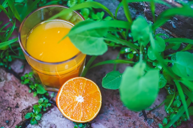 Foto un vaso de jugo de naranja fresco en una mesa de madera bebida saludable para el sistema inmunológico del cuerpo