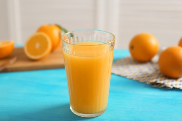 Vaso de jugo de naranja fresco en la mesa