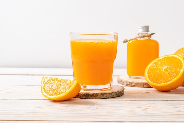 vaso de jugo de naranja fresco
