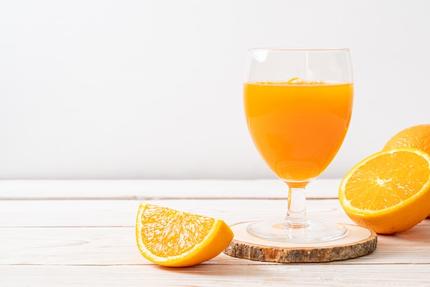 vaso de jugo de naranja fresco