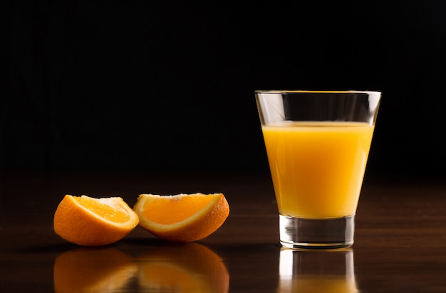 Un vaso de jugo de naranja frío