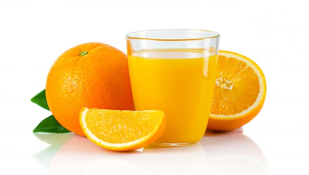 Vaso con jugo de naranja y frutas con hojas verdes aisladas