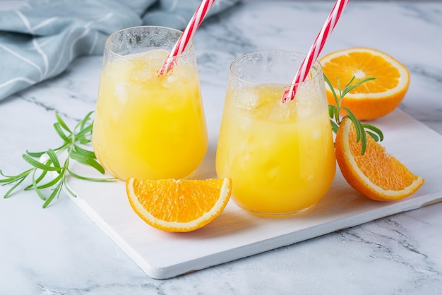 Vaso de jugo de naranja con hielo Frío naranja fresca Vaso de jugo de naranja para un caluroso día de verano