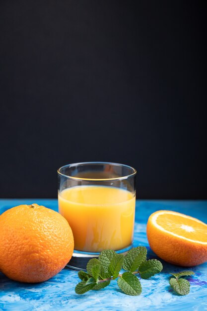 Vaso de jugo de naranja con menta