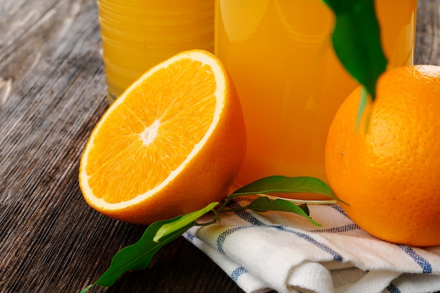 Vaso de jugo de naranja en la mesa de madera de cerca