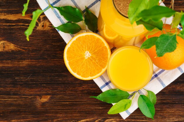 Vaso de jugo de naranja en la mesa de madera de cerca