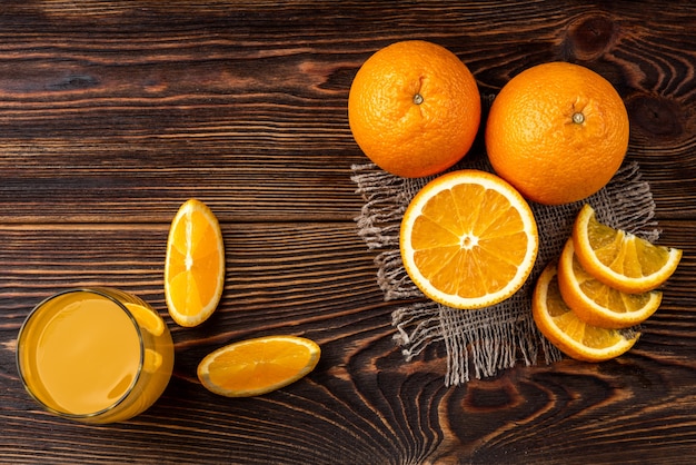 vaso con jugo de naranja en la mesa