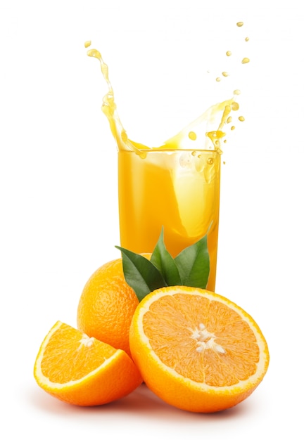 Vaso de jugo de naranja y naranjas