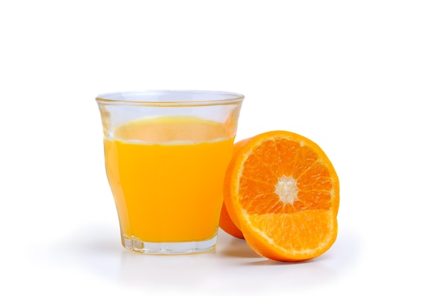 Un vaso de jugo de naranja con pulpa y frutas en rodajas aislar sobre fondo blanco.