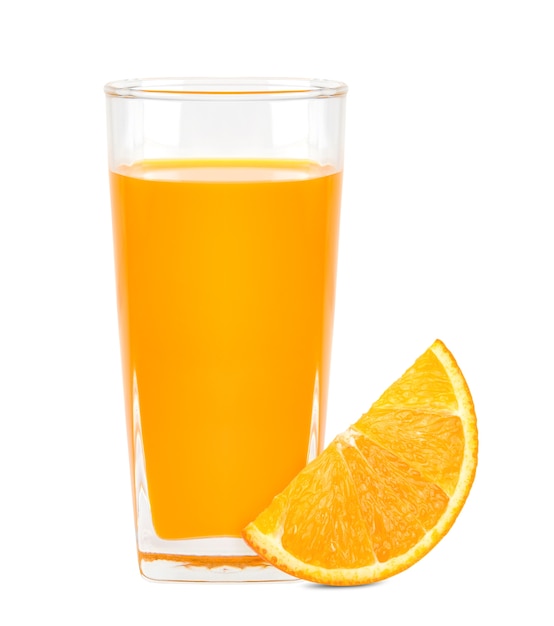 Vaso de jugo de naranja con pulpa y frutas en rodajas