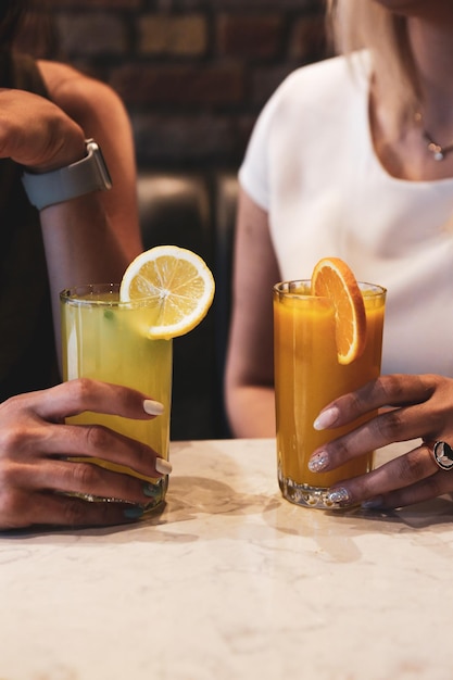 Un vaso de jugo de naranja sabroso