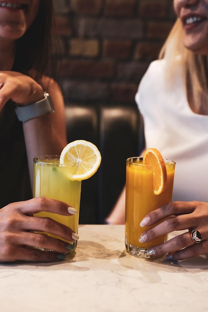 Un vaso de jugo de naranja sabroso