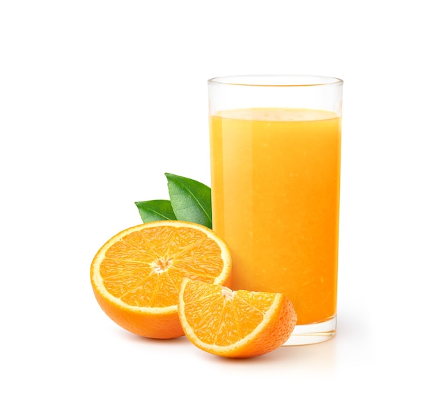 Vaso de jugo de naranja con sacos de naranja y rodajas de frutas aislar