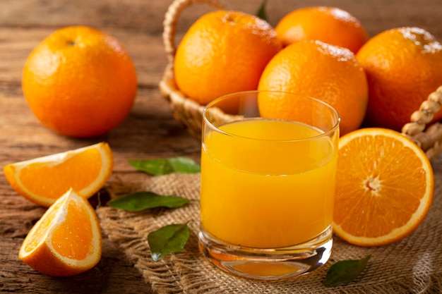 Vaso con jugo de naranja sobre la mesa.