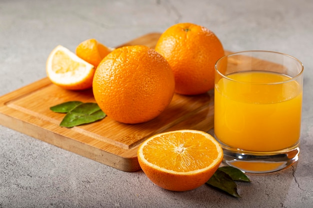 Vaso con jugo de naranja sobre la mesa.