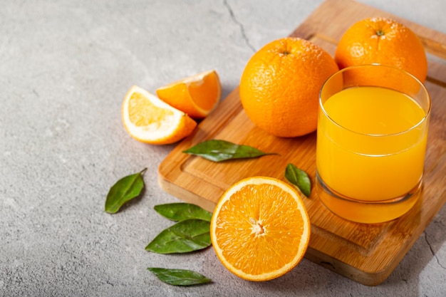 Vaso con jugo de naranja sobre la mesa.