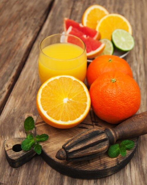 Un vaso de jugo de naranja.