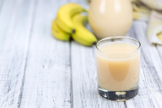 Vaso con jugo de plátano recién hecho