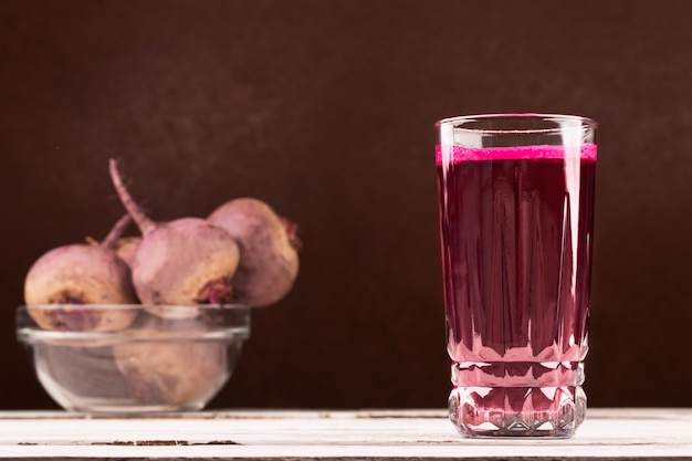 Vaso de jugo de remolacha