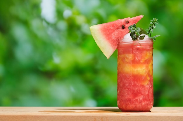 Vaso de jugo de sandía al aire libre