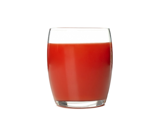 Vaso de jugo de tomate aislado en blanco
