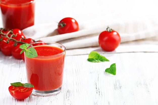 Vaso de jugo de tomate en primer plano de la mesa de madera