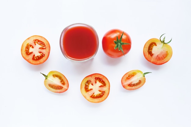 Vaso de jugo de tomate y trozos de tomate fresco