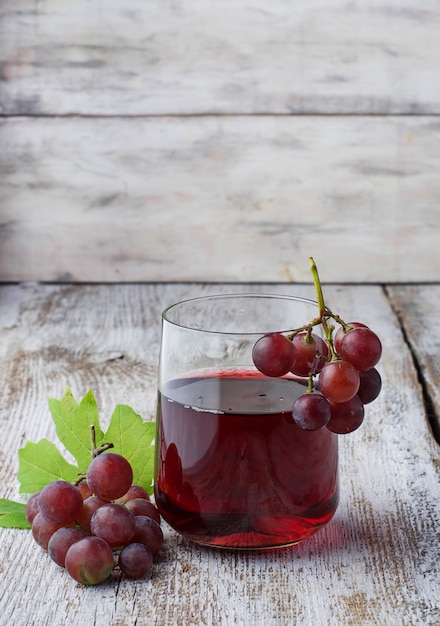 Vaso de jugo de uva fresco