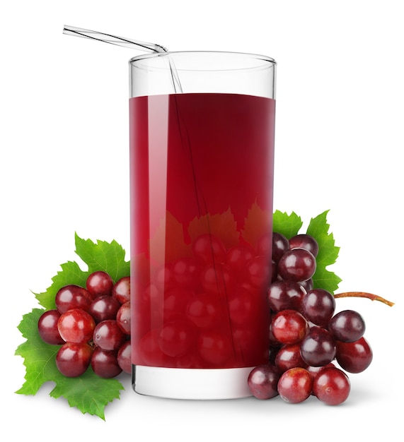 Vaso de jugo de uva y racimo de uvas rojas frescas aisladas sobre superficie blanca