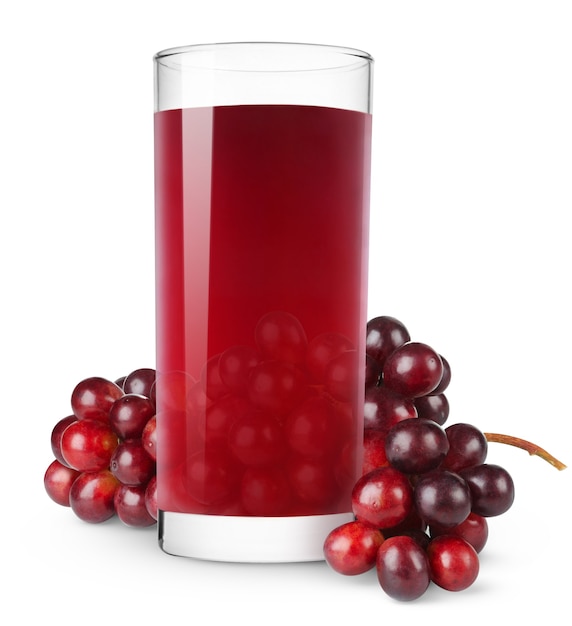 Vaso de jugo de uva y racimo de uvas rojas frescas aisladas sobre superficie blanca