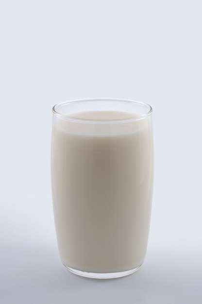 Vaso de leche aislado en blanco con trazado de recorte