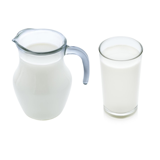 Vaso de leche aislado en blanco