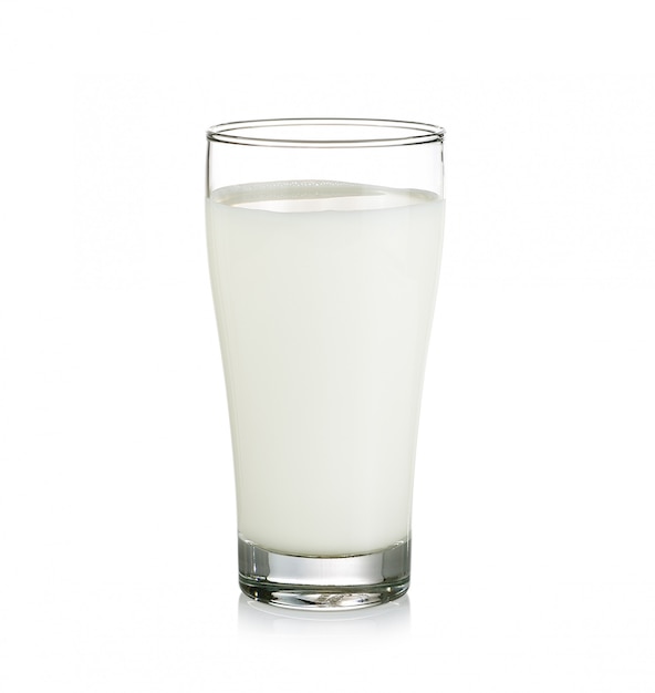 Vaso de leche aislado en blanco