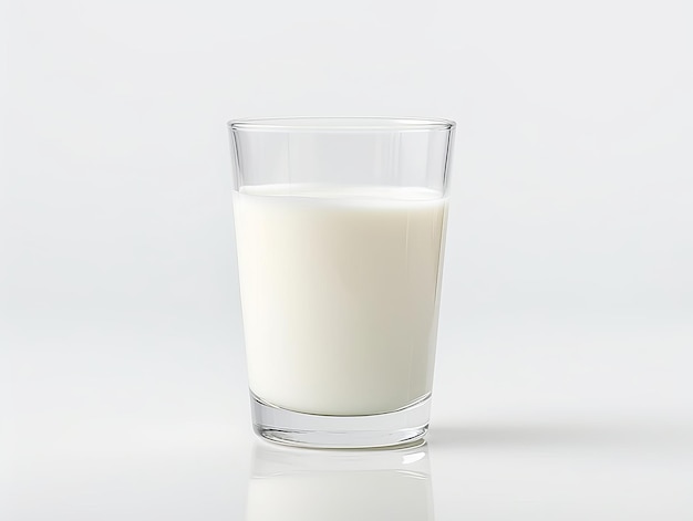 Un vaso de leche aislado en blanco