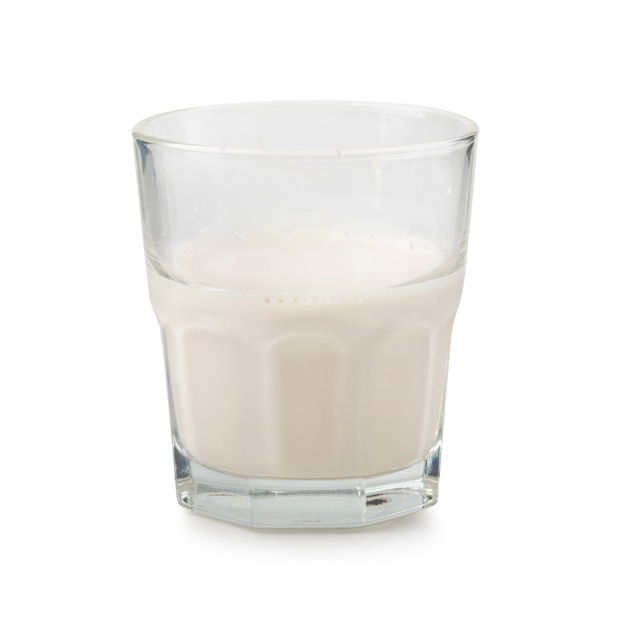 Vaso de leche aislado en un fondo blanco