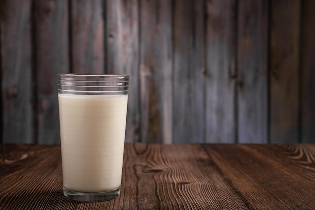 Vaso de leche aislado sobre un fondo de madera Espacio para copiar