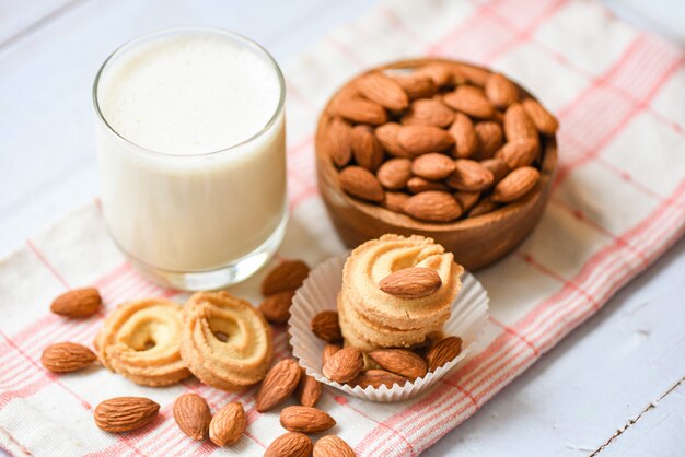 Vaso de leche de almendras y galletas