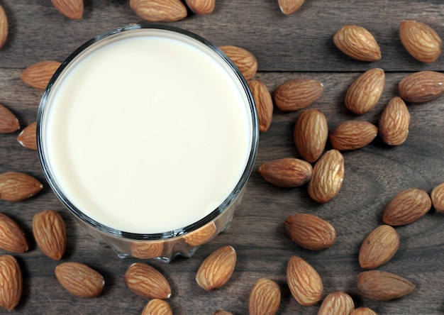 Un vaso de leche de almendras con leche de almendras.