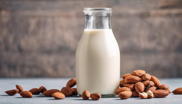 Un vaso de leche con almendras en la mesa.