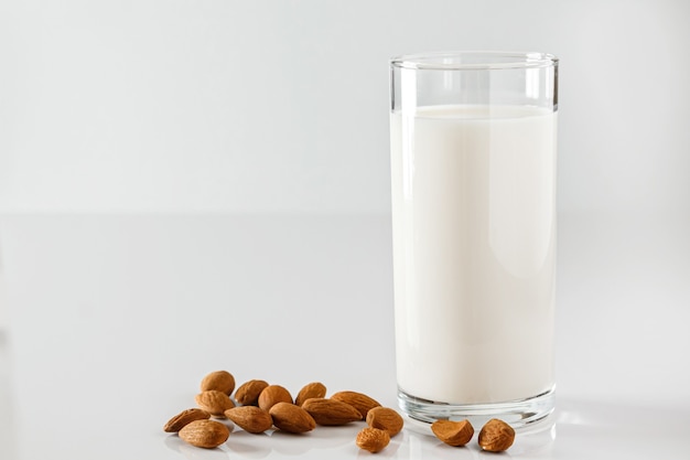 Vaso de leche de almendras sobre fondo blanco sin lactosa sin gluten bebida de almendras Super Food
