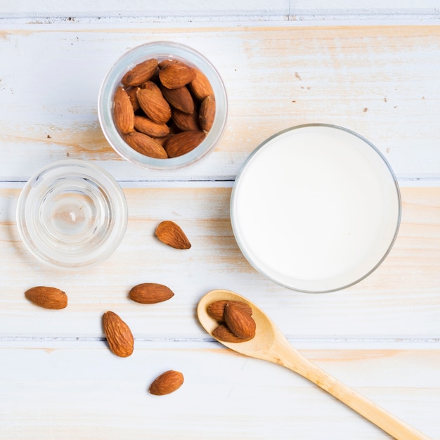 Foto vaso de leche con almendras